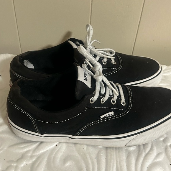 Black Vans black tennis shoes - Picture 2 of 11